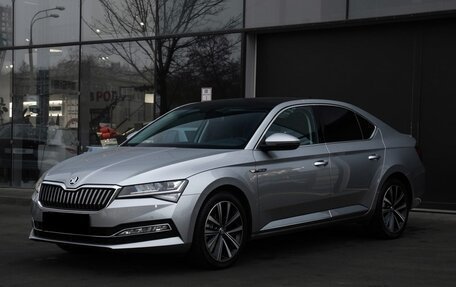 Skoda Superb III рестайлинг, 2023 год, 2 390 000 рублей, 1 фотография