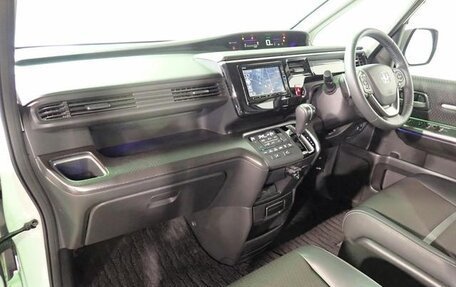 Honda Stepwgn IV рестайлинг, 2022 год, 2 300 000 рублей, 15 фотография