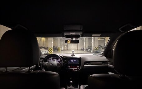 Mitsubishi Outlander III рестайлинг 3, 2021 год, 2 800 000 рублей, 15 фотография