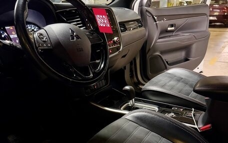 Mitsubishi Outlander III рестайлинг 3, 2021 год, 2 800 000 рублей, 10 фотография