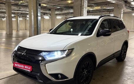 Mitsubishi Outlander III рестайлинг 3, 2021 год, 2 800 000 рублей, 2 фотография