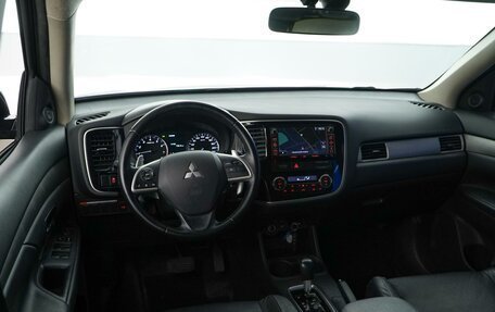 Mitsubishi Outlander III рестайлинг 3, 2014 год, 1 649 099 рублей, 17 фотография