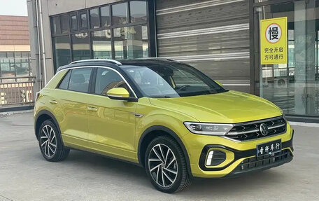 Volkswagen T-Roc I, 2023 год, 1 780 000 рублей, 2 фотография