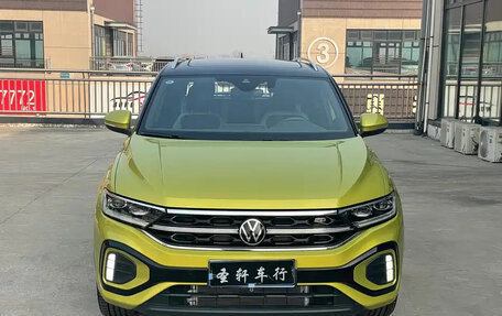 Volkswagen T-Roc I, 2023 год, 1 780 000 рублей, 3 фотография
