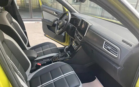Volkswagen T-Roc I, 2023 год, 1 780 000 рублей, 13 фотография