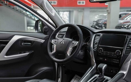 Mitsubishi Pajero Sport III рестайлинг, 2018 год, 2 750 000 рублей, 11 фотография
