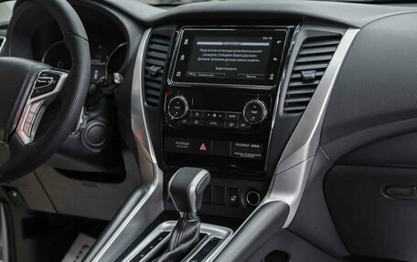 Mitsubishi Pajero Sport III рестайлинг, 2018 год, 2 750 000 рублей, 13 фотография