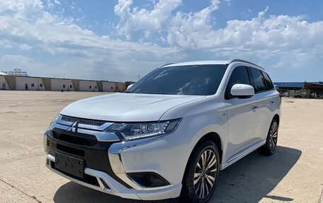 Mitsubishi Outlander III рестайлинг 3, 2022 год, 1 700 000 рублей, 3 фотография