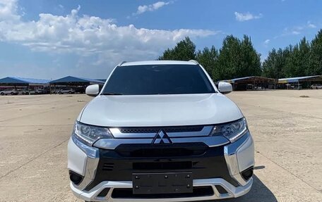Mitsubishi Outlander III рестайлинг 3, 2022 год, 1 700 000 рублей, 2 фотография
