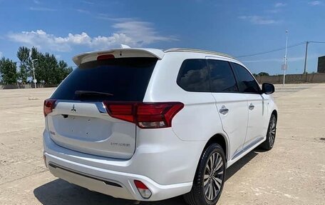 Mitsubishi Outlander III рестайлинг 3, 2022 год, 1 700 000 рублей, 4 фотография