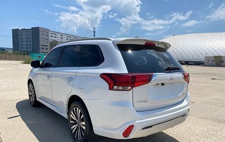 Mitsubishi Outlander III рестайлинг 3, 2022 год, 1 700 000 рублей, 6 фотография