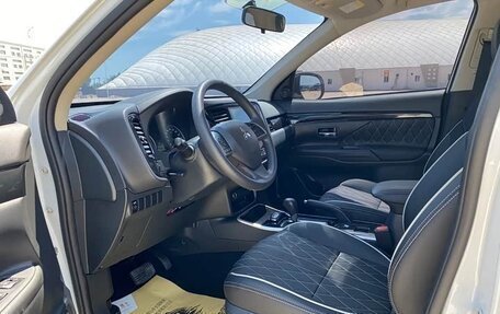 Mitsubishi Outlander III рестайлинг 3, 2022 год, 1 700 000 рублей, 7 фотография