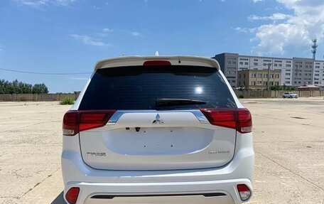 Mitsubishi Outlander III рестайлинг 3, 2022 год, 1 700 000 рублей, 5 фотография