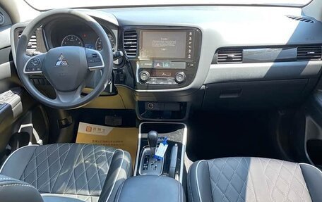Mitsubishi Outlander III рестайлинг 3, 2022 год, 1 700 000 рублей, 10 фотография