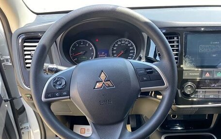 Mitsubishi Outlander III рестайлинг 3, 2022 год, 1 700 000 рублей, 11 фотография