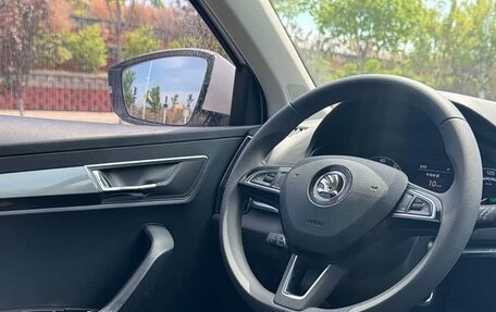 Skoda Karoq I, 2022 год, 1 635 000 рублей, 8 фотография