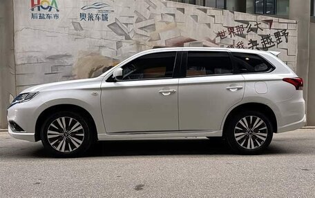 Mitsubishi Outlander III рестайлинг 3, 2022 год, 1 720 000 рублей, 3 фотография