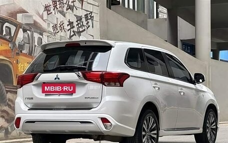 Mitsubishi Outlander III рестайлинг 3, 2022 год, 1 720 000 рублей, 4 фотография