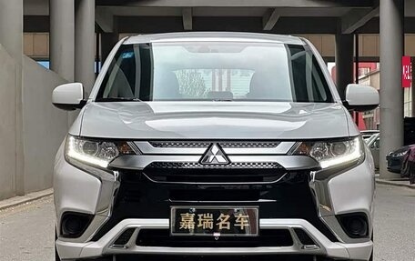 Mitsubishi Outlander III рестайлинг 3, 2022 год, 1 720 000 рублей, 2 фотография