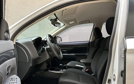 Mitsubishi Outlander III рестайлинг 3, 2022 год, 1 720 000 рублей, 6 фотография