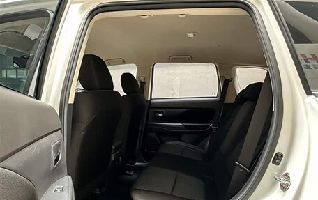 Mitsubishi Outlander III рестайлинг 3, 2022 год, 1 720 000 рублей, 7 фотография