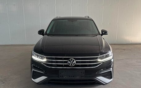 Volkswagen Tiguan II, 2023 год, 2 700 000 рублей, 2 фотография