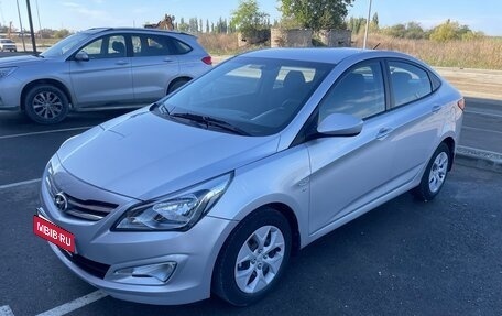 Hyundai Solaris II рестайлинг, 2015 год, 860 000 рублей, 1 фотография