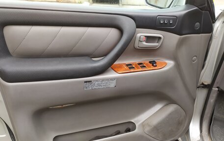 Toyota Land Cruiser 100 рестайлинг 2, 2006 год, 3 500 000 рублей, 16 фотография