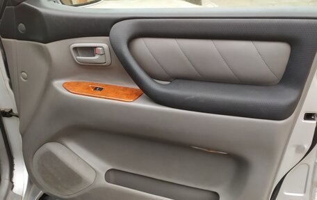 Toyota Land Cruiser 100 рестайлинг 2, 2006 год, 3 500 000 рублей, 19 фотография