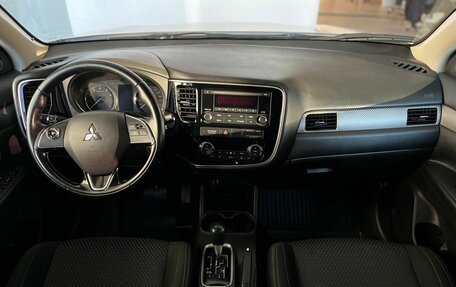Mitsubishi Outlander III рестайлинг 3, 2016 год, 1 390 000 рублей, 11 фотография