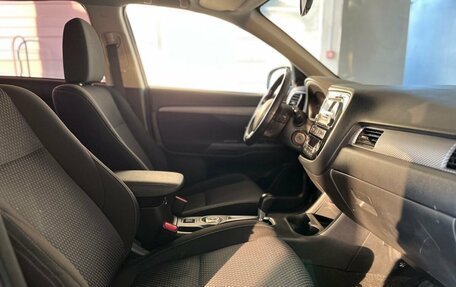 Mitsubishi Outlander III рестайлинг 3, 2016 год, 1 390 000 рублей, 21 фотография