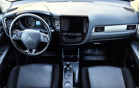 Mitsubishi Outlander III рестайлинг 3, 2015 год, 1 699 000 рублей, 6 фотография
