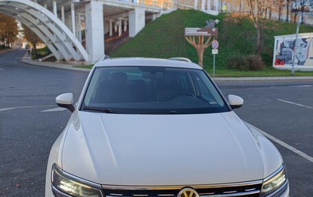 Volkswagen Tiguan II, 2018 год, 2 380 000 рублей, 2 фотография