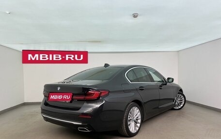 BMW 5 серия, 2022 год, 4 890 000 рублей, 2 фотография