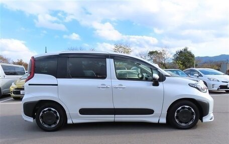 Toyota Sienta, 2023 год, 1 054 000 рублей, 4 фотография