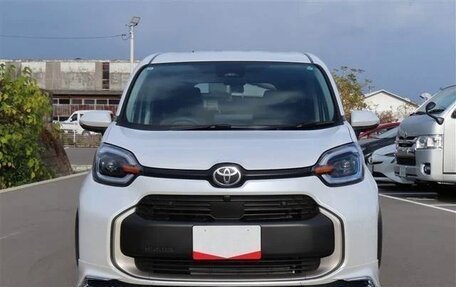 Toyota Sienta, 2023 год, 1 054 000 рублей, 2 фотография