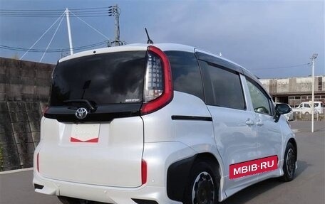 Toyota Sienta, 2023 год, 1 054 000 рублей, 5 фотография