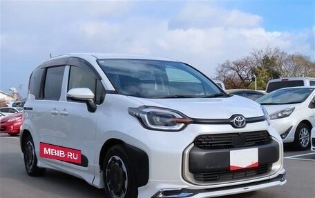Toyota Sienta, 2023 год, 1 054 000 рублей, 3 фотография