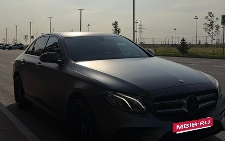 Mercedes-Benz E-Класс, 2019 год, 3 290 000 рублей, 4 фотография