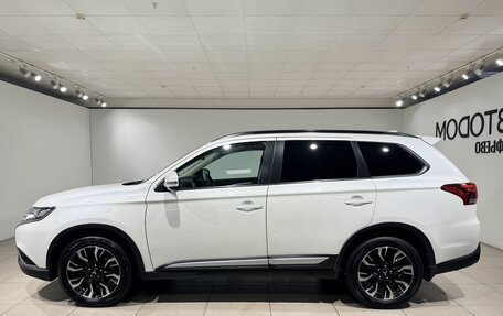 Mitsubishi Outlander III рестайлинг 3, 2022 год, 2 590 000 рублей, 5 фотография