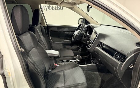 Mitsubishi Outlander III рестайлинг 3, 2022 год, 2 590 000 рублей, 14 фотография
