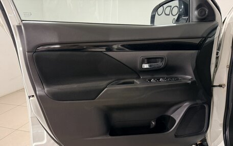 Mitsubishi Outlander III рестайлинг 3, 2022 год, 2 590 000 рублей, 16 фотография