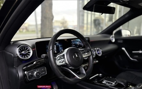 Mercedes-Benz A-Класс, 2019 год, 1 990 000 рублей, 10 фотография