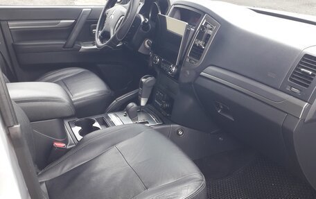 Mitsubishi Pajero IV рестайлинг 2, 2015 год, 2 450 000 рублей, 10 фотография