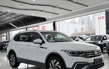 Volkswagen Tiguan II, 2023 год, 2 143 000 рублей, 2 фотография