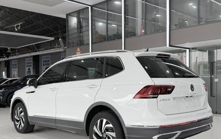 Volkswagen Tiguan II, 2023 год, 2 143 000 рублей, 5 фотография