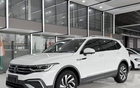 Volkswagen Tiguan II, 2023 год, 2 143 000 рублей, 3 фотография