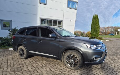 Mitsubishi Outlander III рестайлинг 3, 2018 год, 2 800 000 рублей, 2 фотография