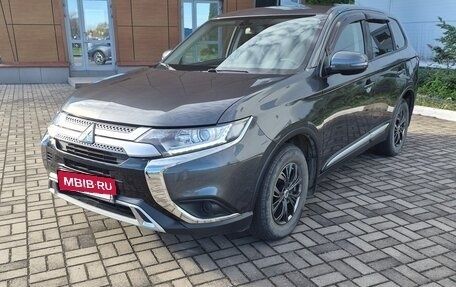 Mitsubishi Outlander III рестайлинг 3, 2018 год, 2 800 000 рублей, 4 фотография