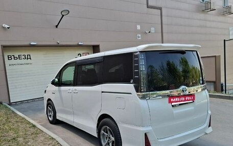 Toyota Voxy III, 2014 год, 1 390 000 рублей, 2 фотография